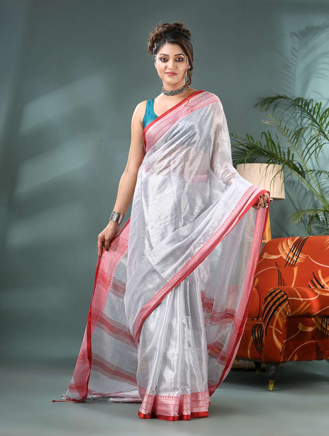 women solid with bordered handloom saree with blouse