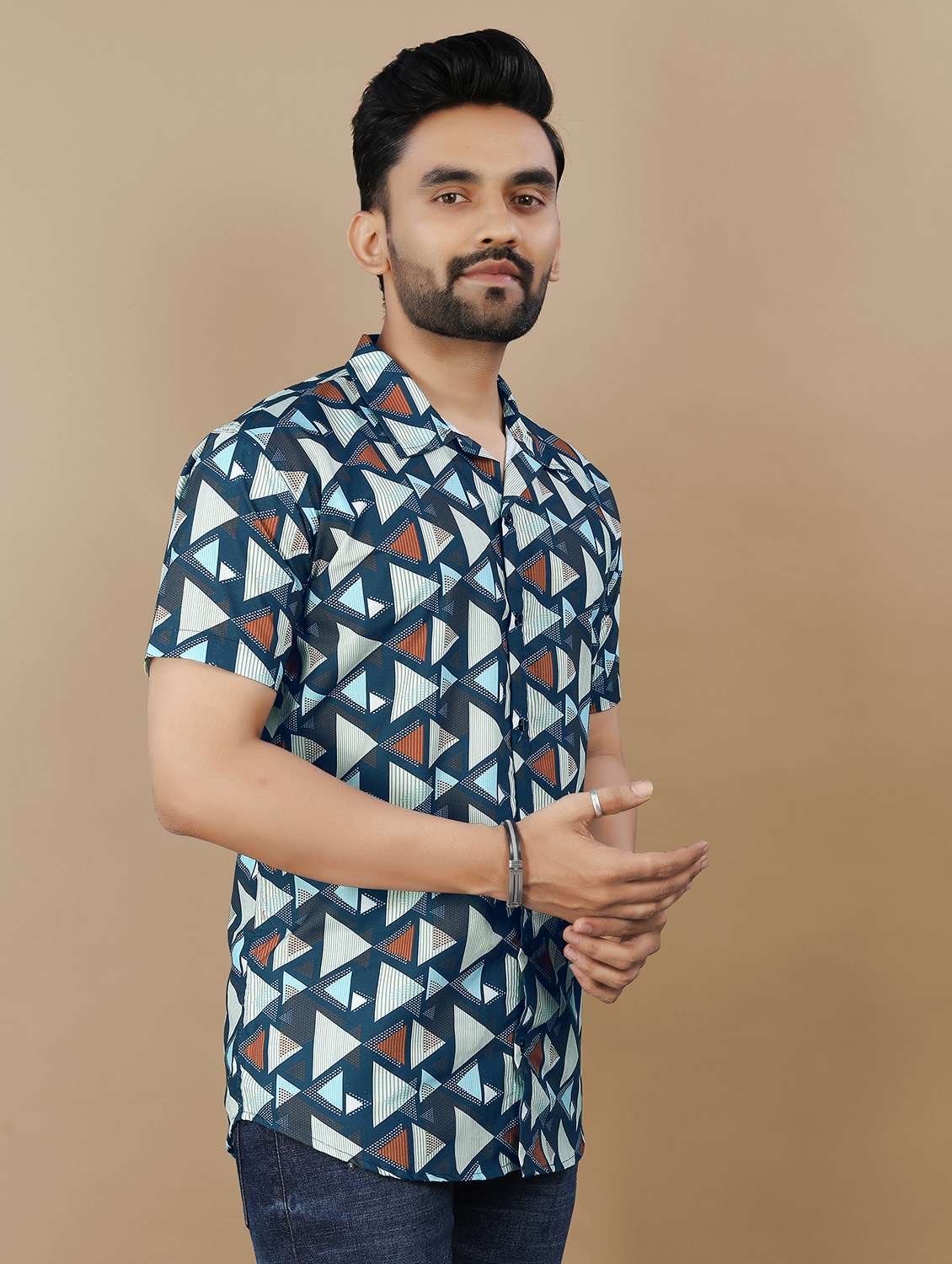 men printed short sleeve collared shirt - 21986773 -  Standard Image - 2