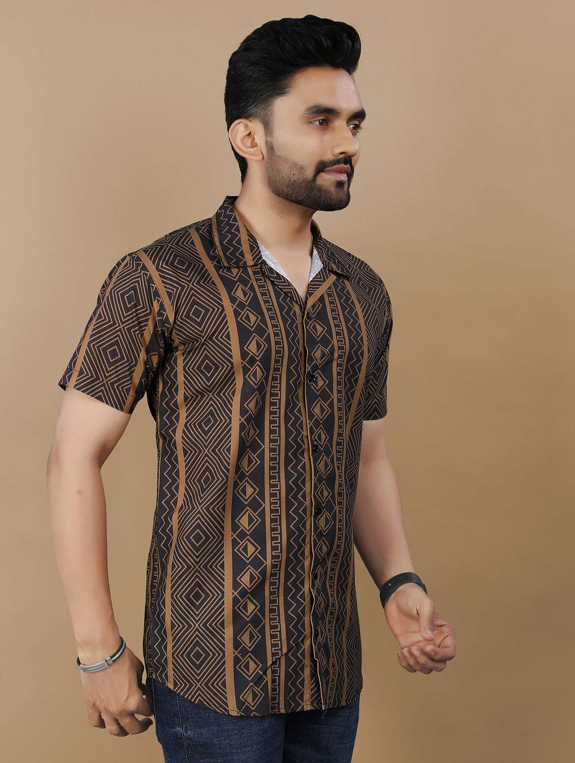 men printed short sleeve collared shirt - 21986774 -  Standard Image - 2