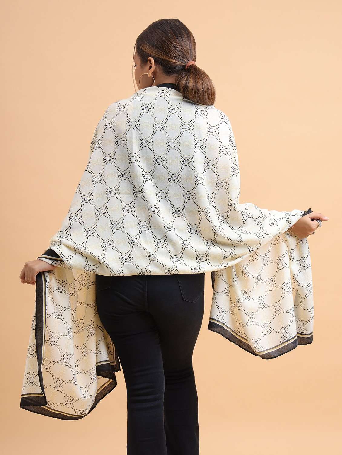 women printed viscose scarf   - 21986806 -  Standard Image - 2