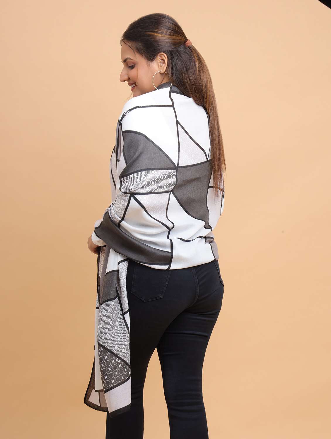 women geometric print viscose scarf   - 21986816 -  Standard Image - 2