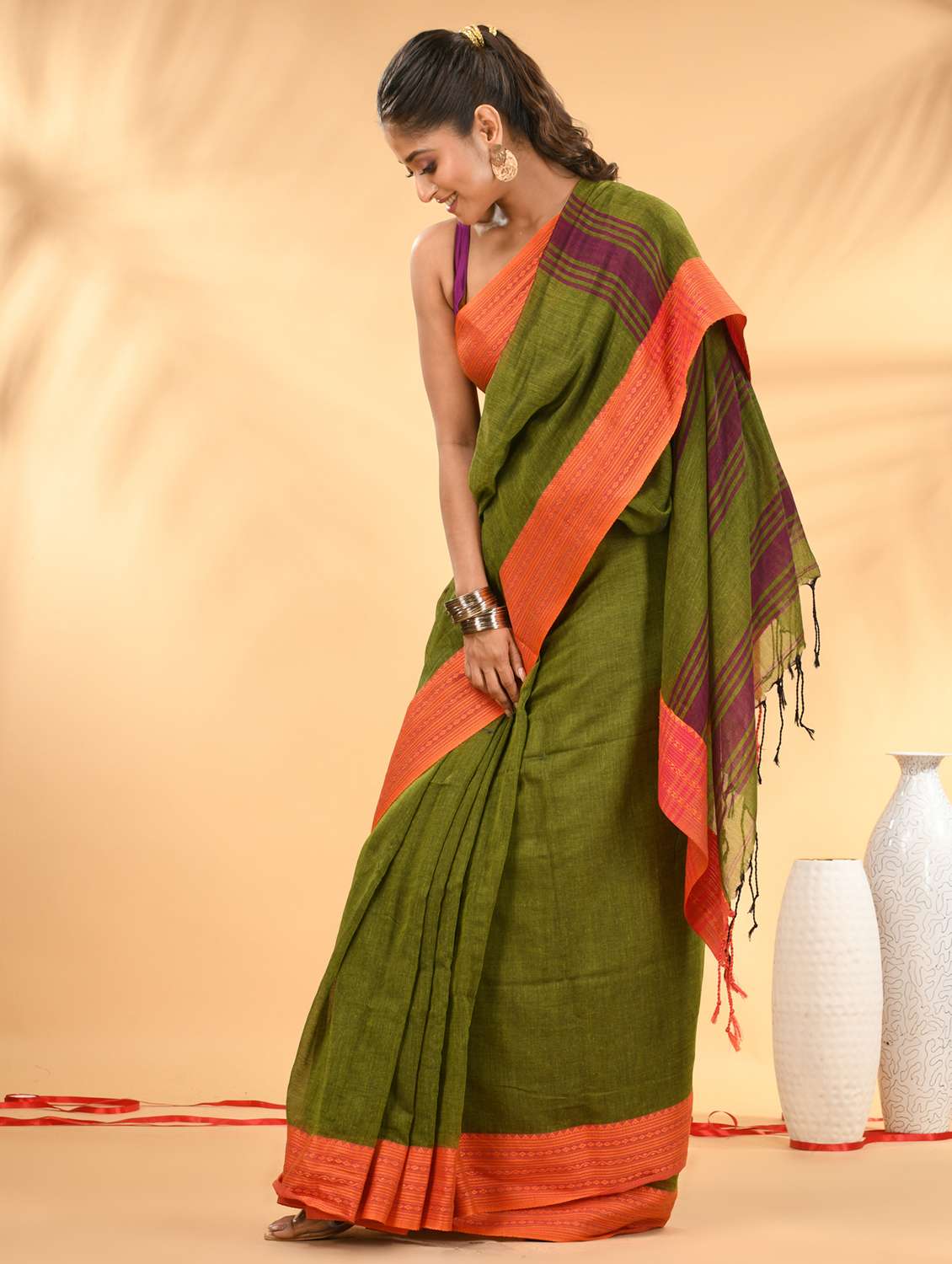 women solid with bordered handloom saree with blouse - 21986978 -  Standard Image - 2
