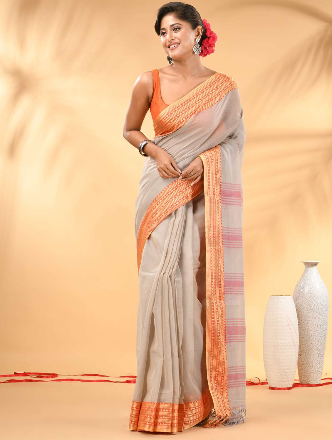 women solid with bordered handloom saree with blouse - 21986989 - Zoom Image - 0