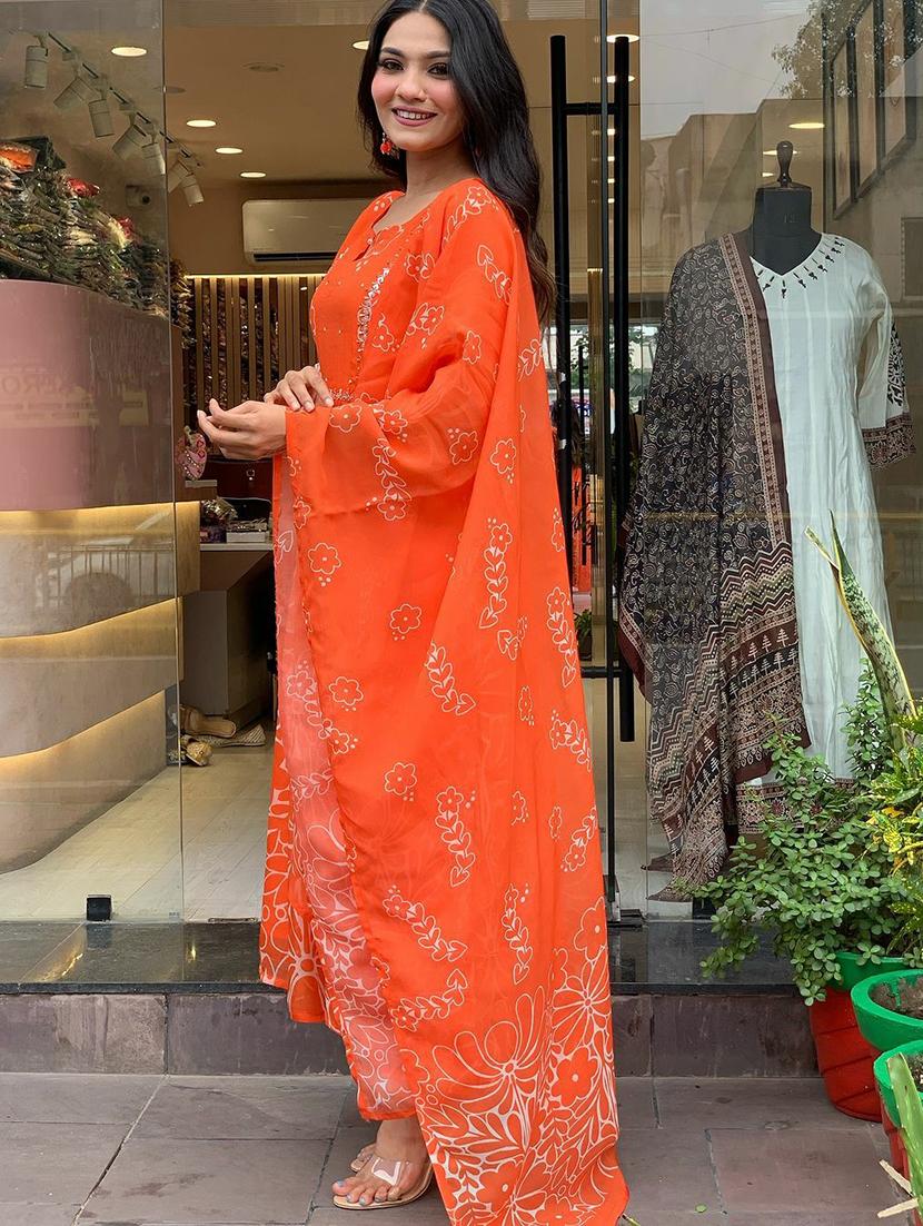 women three quarter sleeve kurta pant with dupatta set - 21987380 - Standard Image - 2