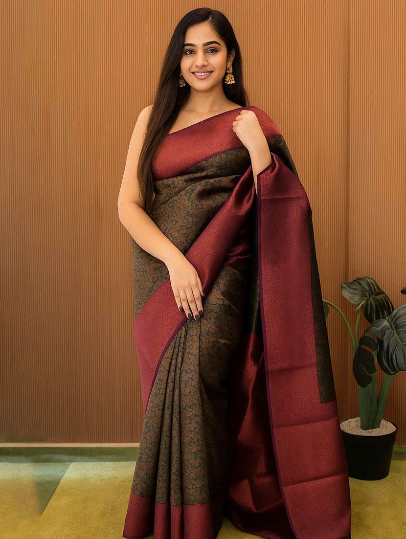 women self design bordered saree with blouse