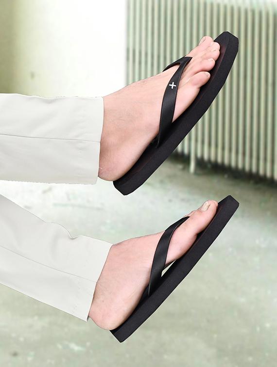 men toe separator diabetic and orthopedic slipper - 21991502 - Standard Image - 2
