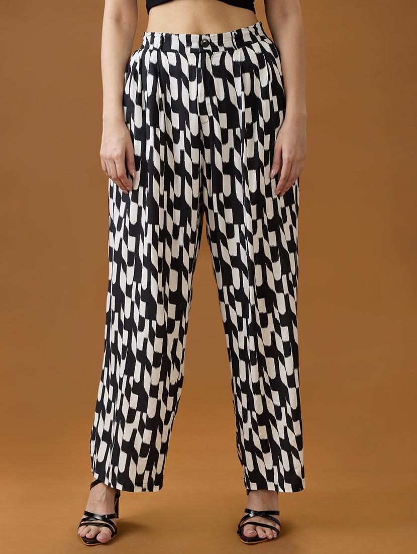 globus women black & white abstract print mid rise relaxed fit trousers - 21994545 -  Zoom Image - 0