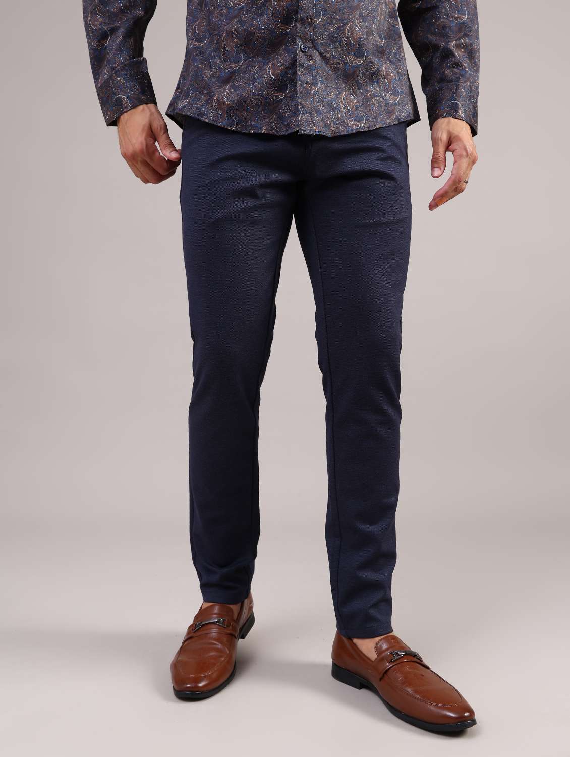 men solid mid rise slim fit taped trouser