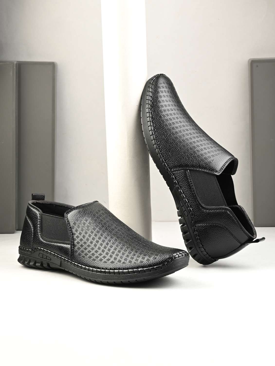 men black slip on casual shoes - 21998040 -  Zoom Image - 0