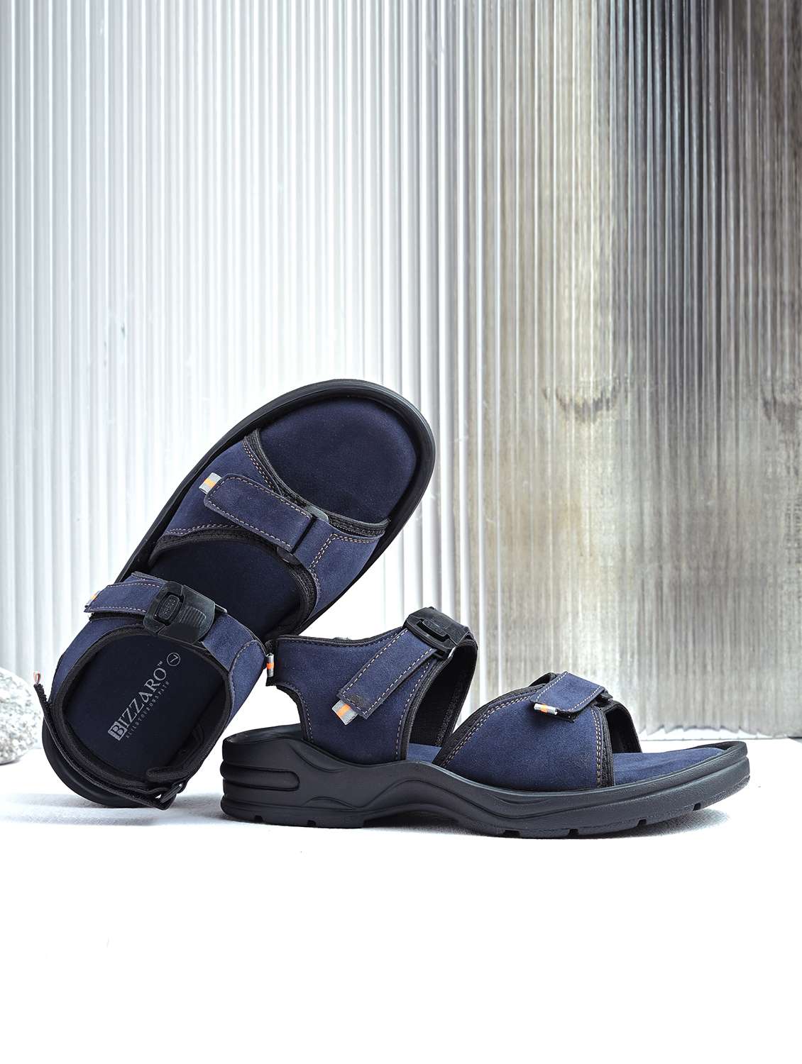 men solid back strap floater