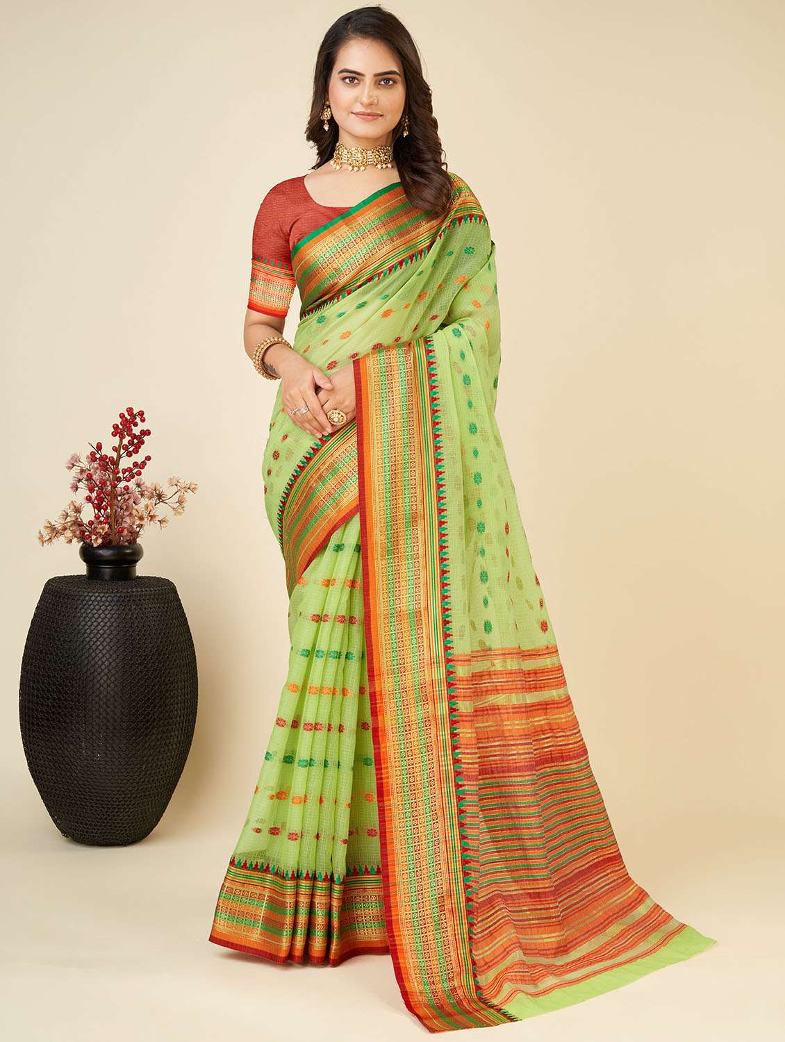 women self design bordered saree with blouse