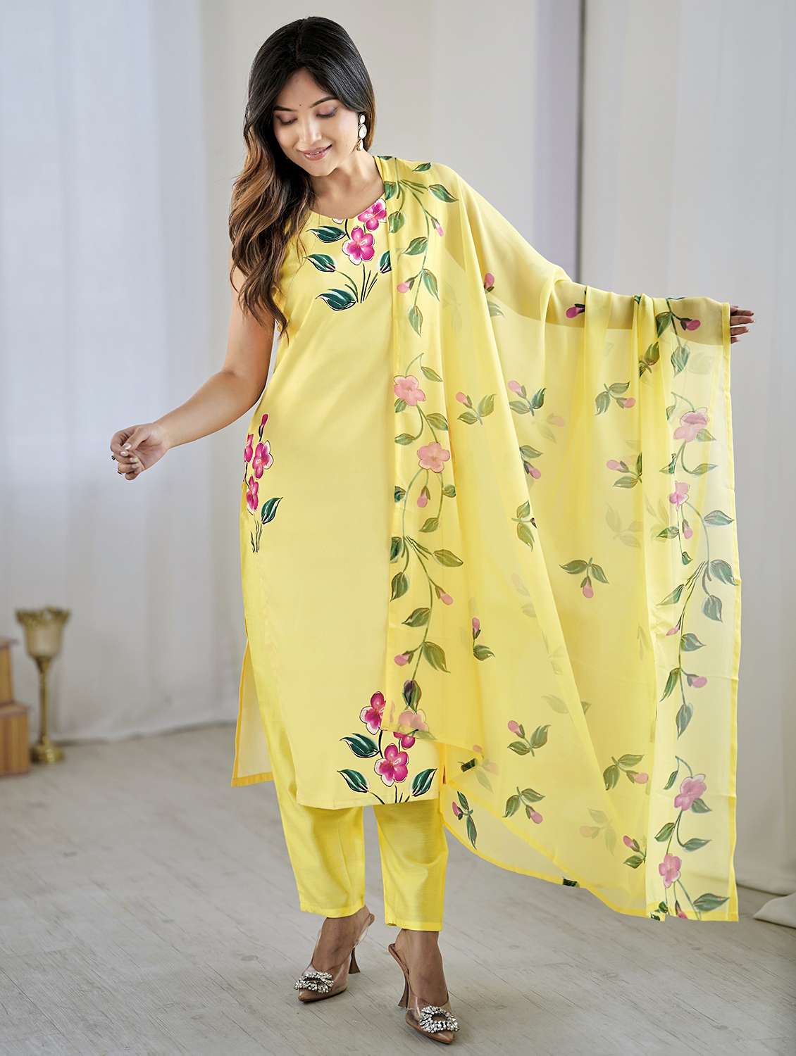 women floral sleeveless kurta pant with dupatta set