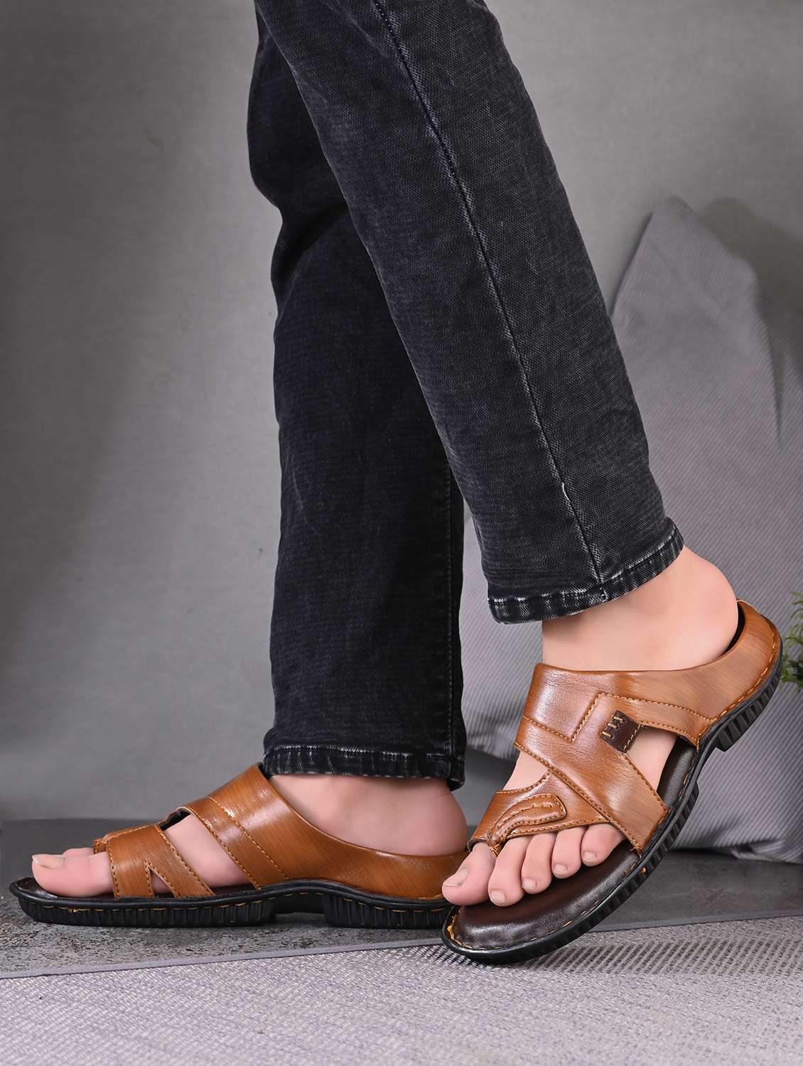 men solid toe separator sandal - 22003915 - Standard Image - 2