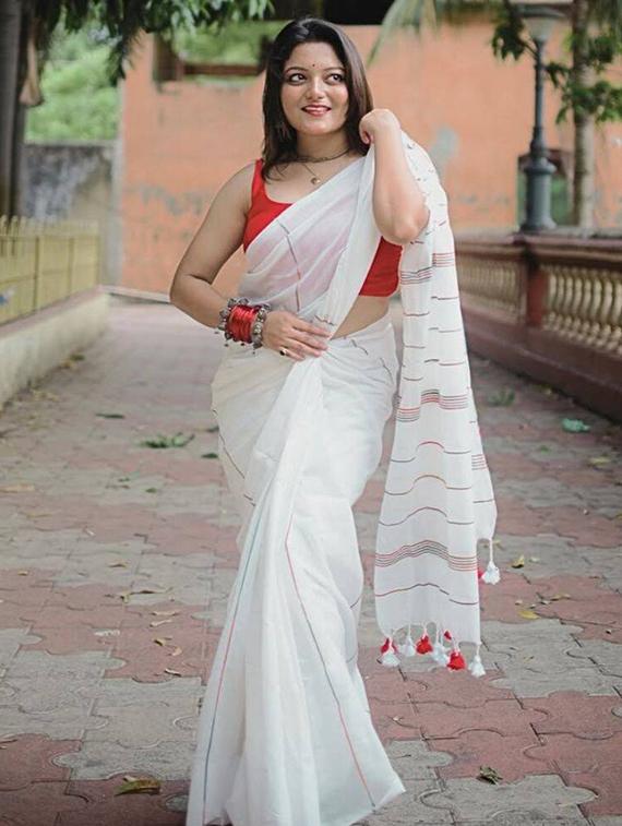 women white striped handloom saree with blouse - 22004941 -  Zoom Image - 0