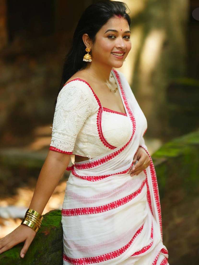 women white embroidered striped handloom saree with blouse - 22004946 - Standard Image - 2