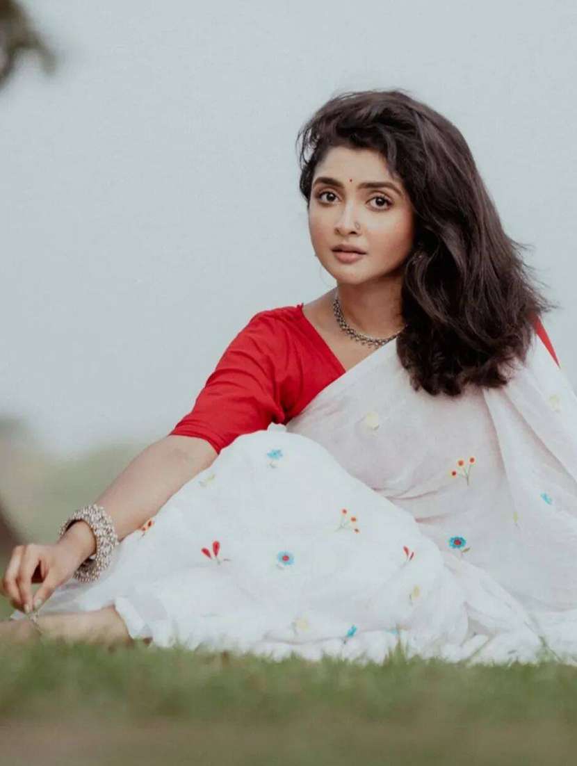 women white embroidered handloom saree with blouse - 22004948 - Standard Image - 2