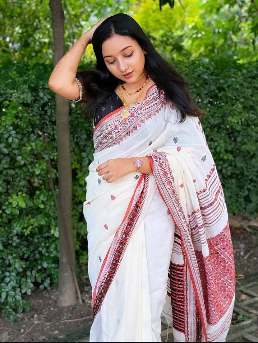 women white self designed boardered handloom saree with blouse - 22004969 - Standard Image - 2