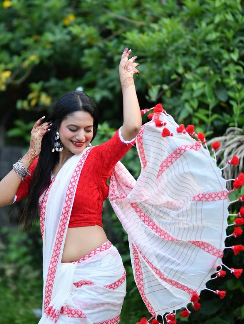 women white boardered handloom saree with blouse - 22005003 - Standard Image - 2