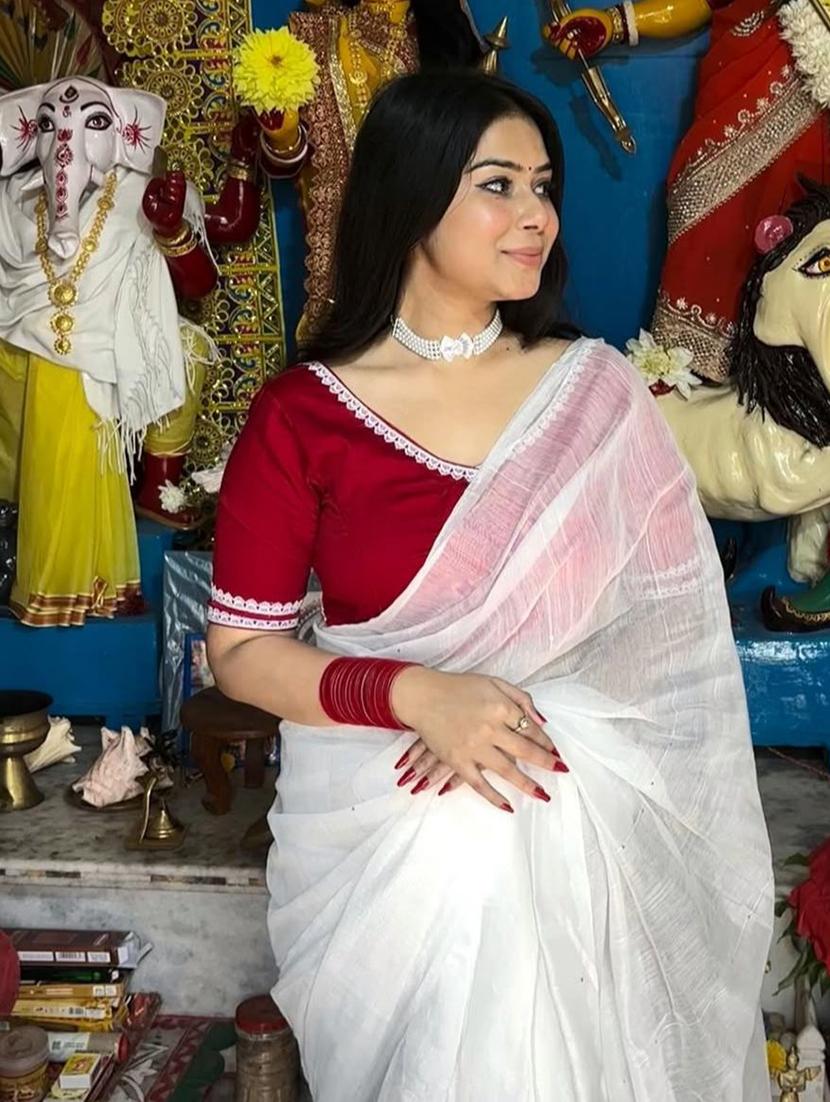 women white solid handloom saree with blouse - 22005010 - Standard Image - 2