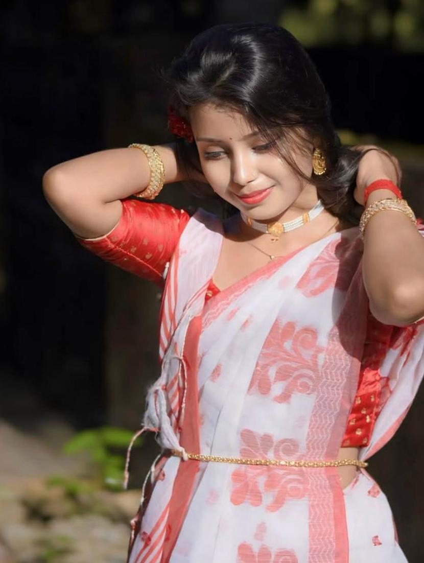 women white self designed handloom saree with blouse - 22005015 - Standard Image - 2