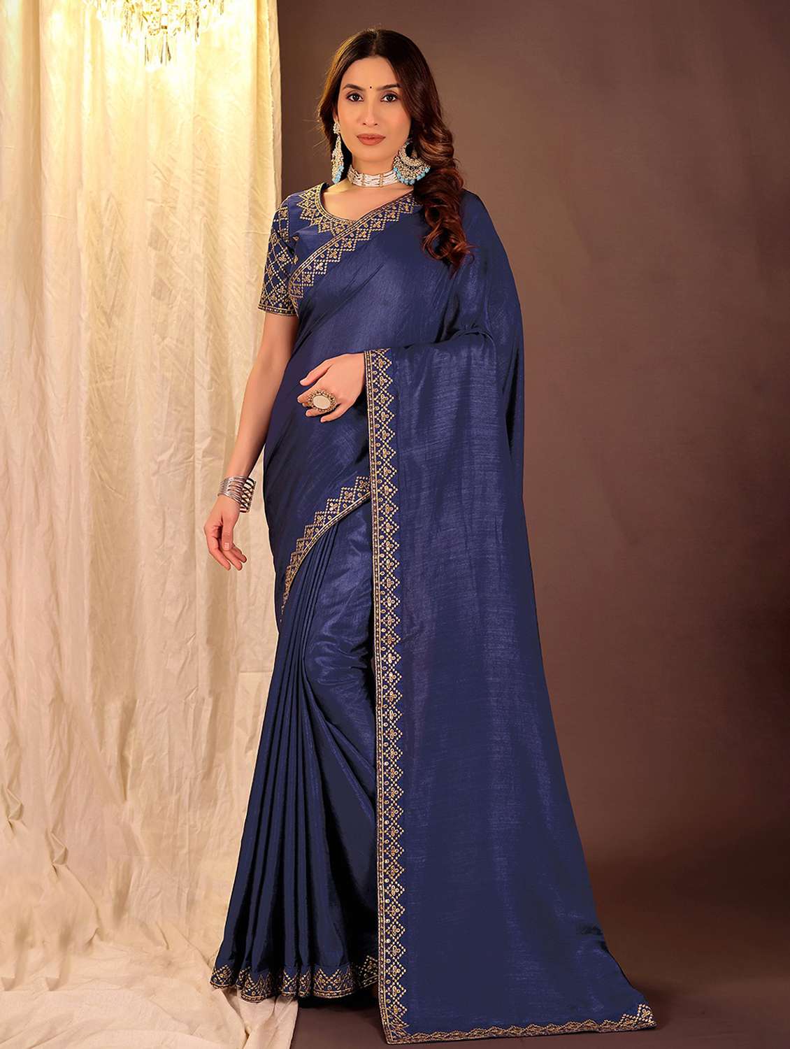 women solid with bordered saree with blouse