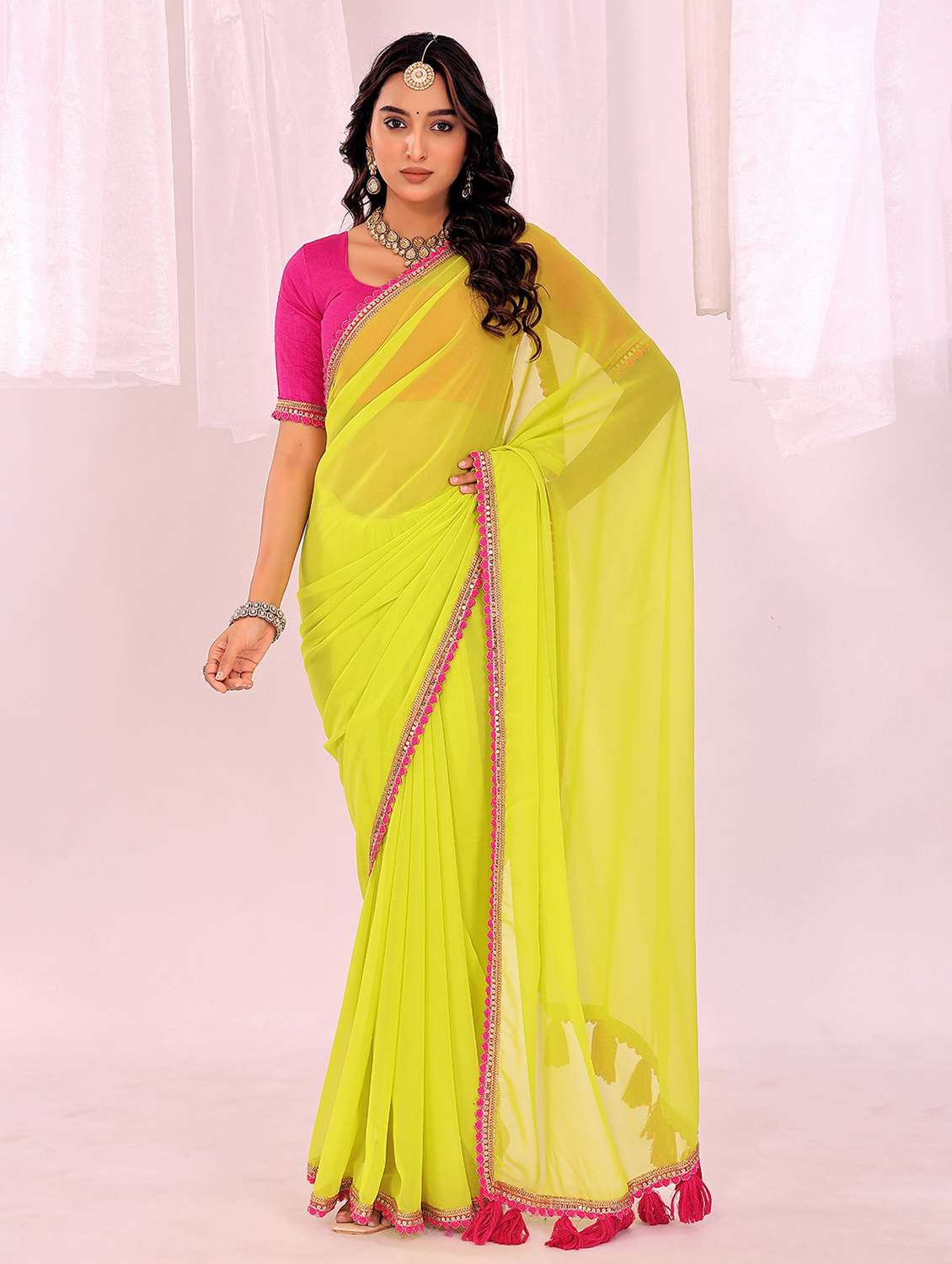 women solid with bordered saree with blouse
