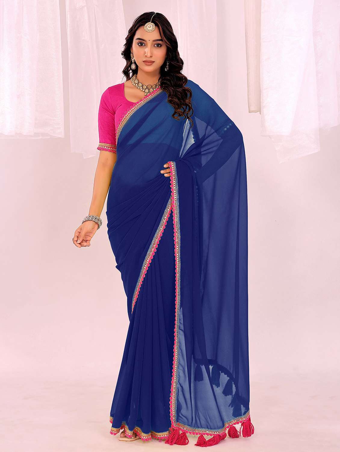 women solid with bordered saree with blouse