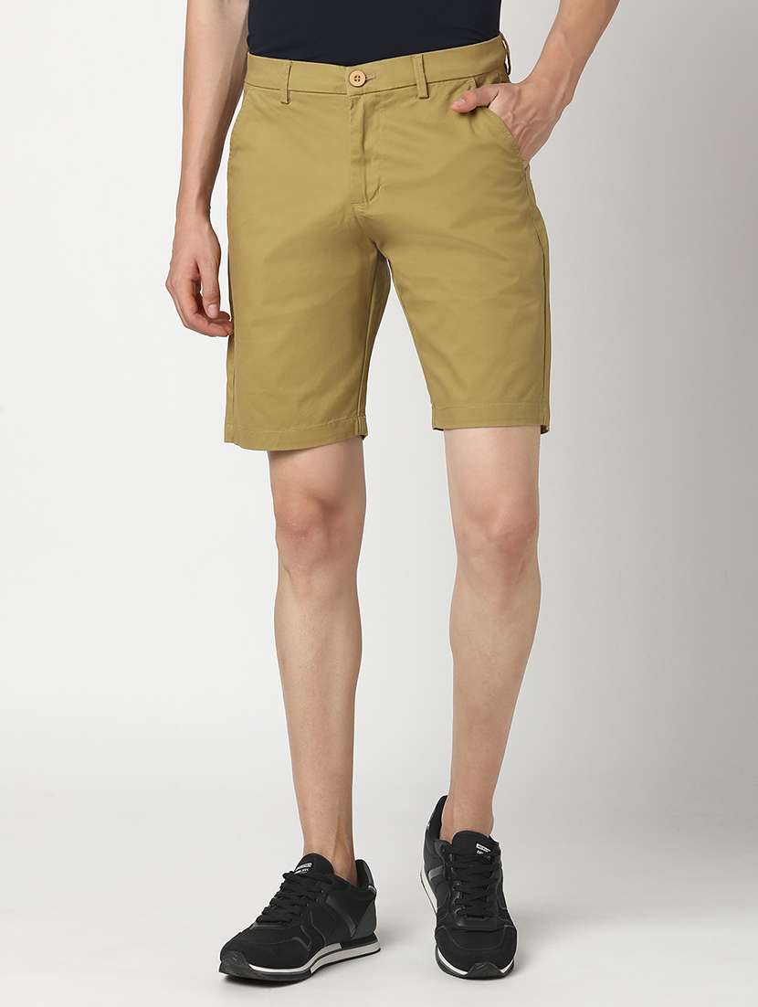 men solid mid rise regular fit shorts
