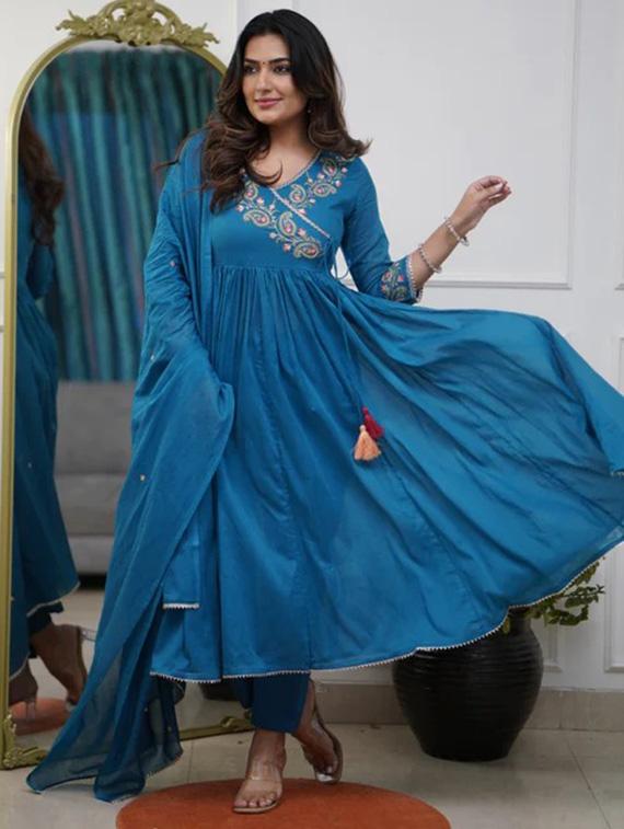 women embroidered three quarter sleeve kurta pant with dupatta set - 22009491 - Standard Image - 2