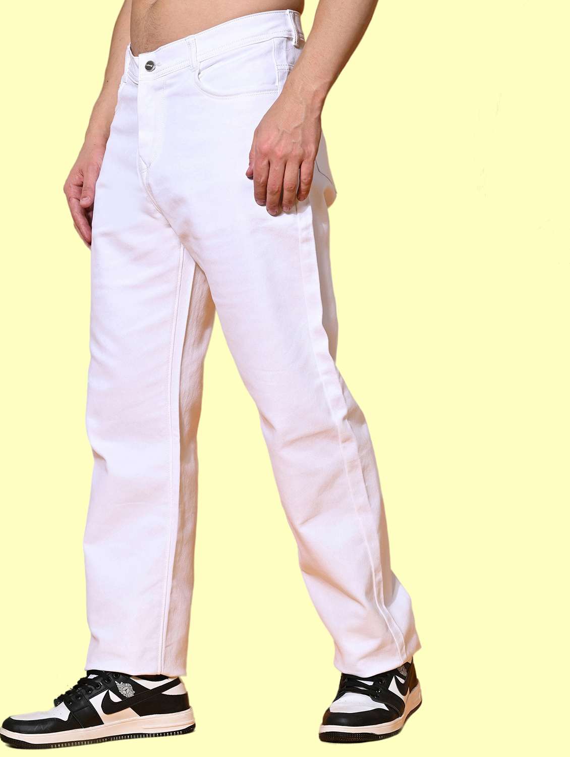 men white solid mid rise relaxed fit jeans