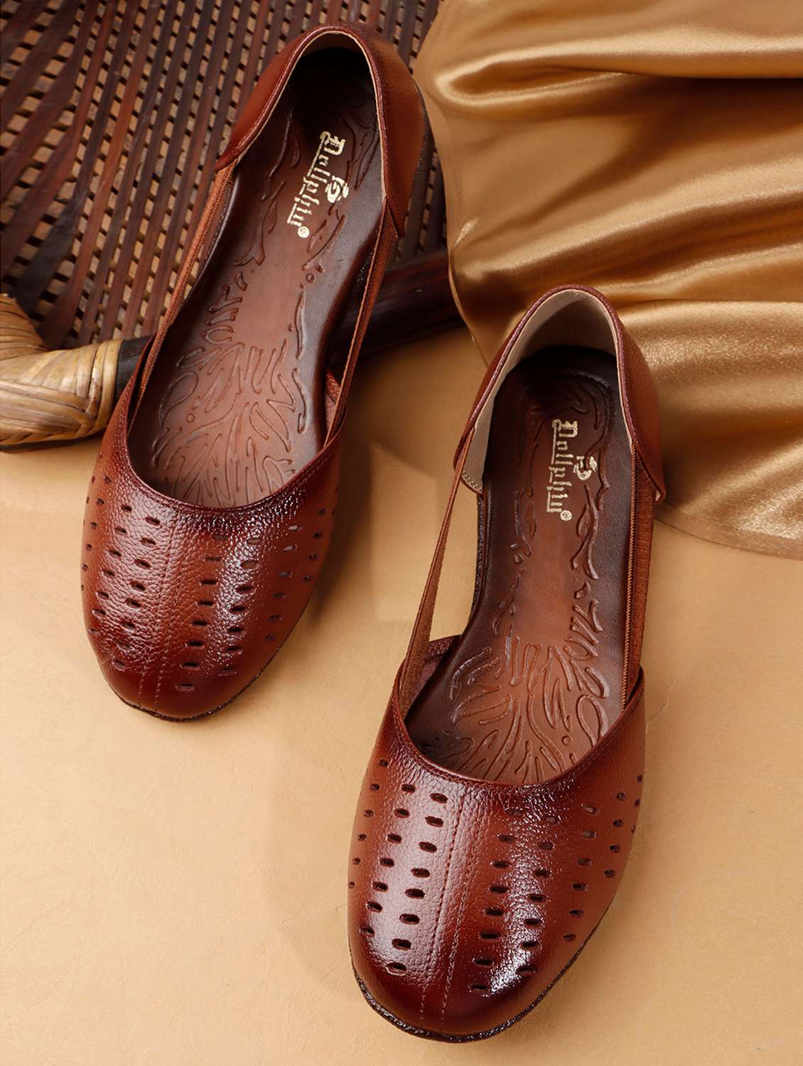 women solid slip on ballerina