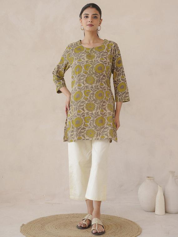 women floral three quarter sleeve straight kurti - 22017473 - Standard Image - 2