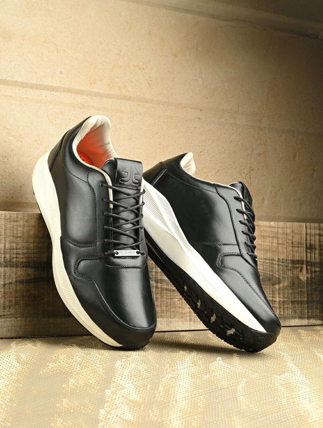 men black lace up sneaker