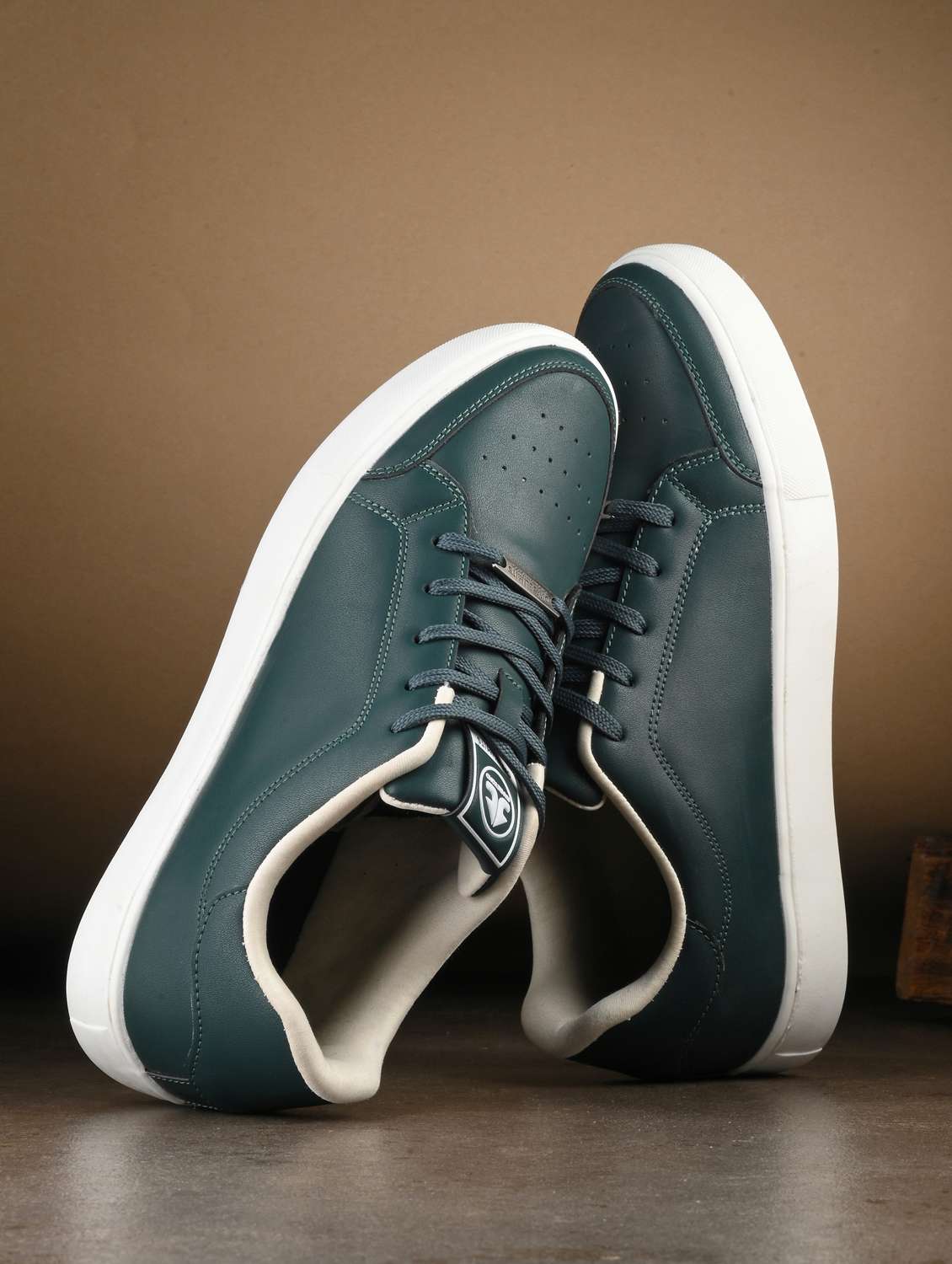 men bottle green lace up sneaker