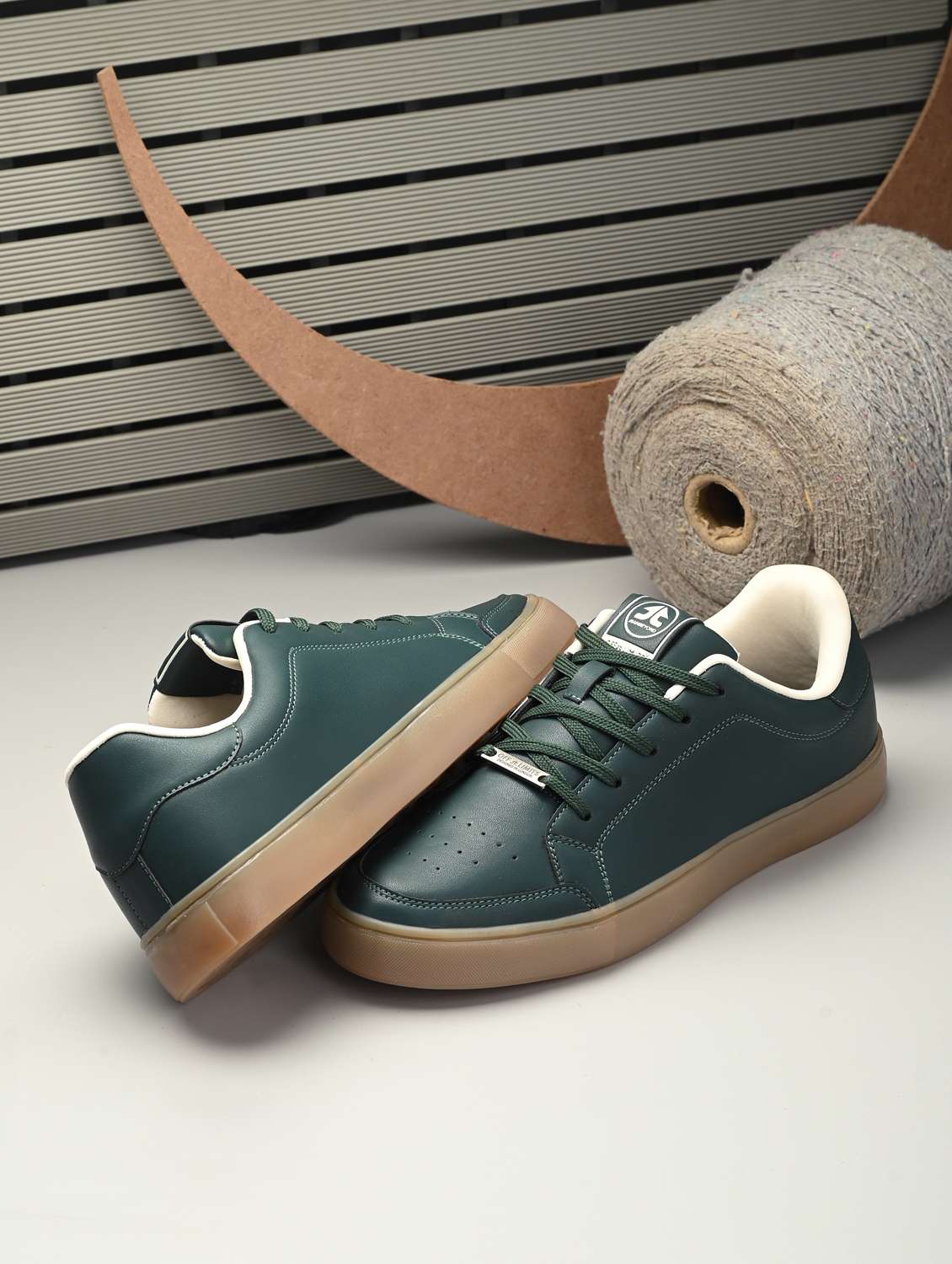 men bottle green lace up sneaker