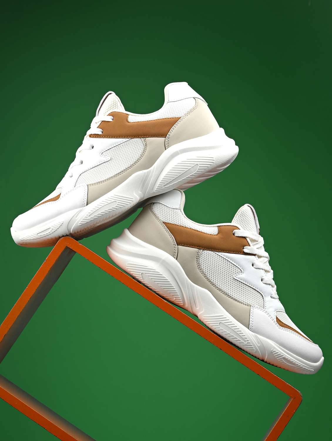 men solid off white sport shoe