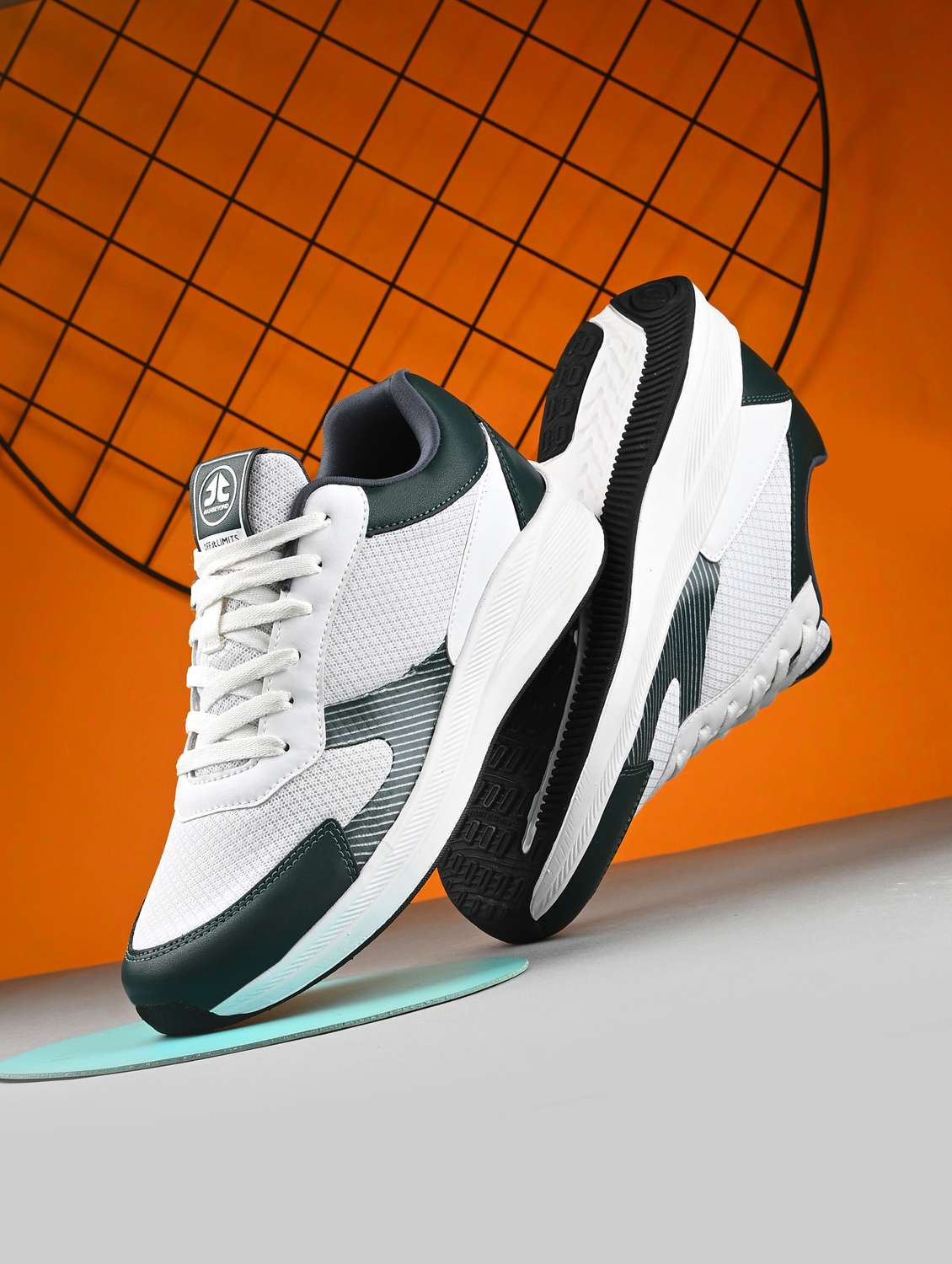 men white lace up sport shoe