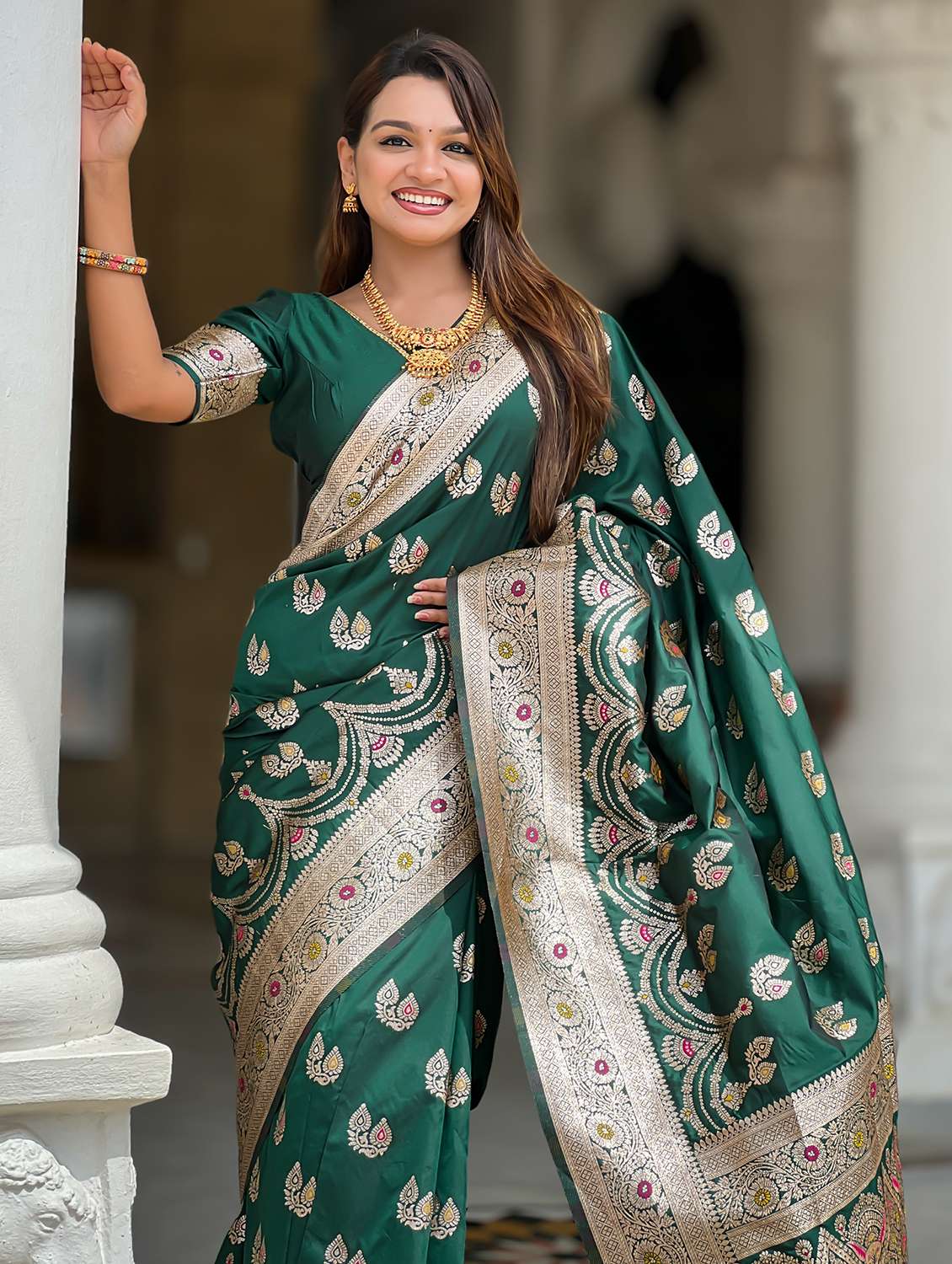 women self design banarasi saree with blouse - 22022386 -  Standard Image - 2