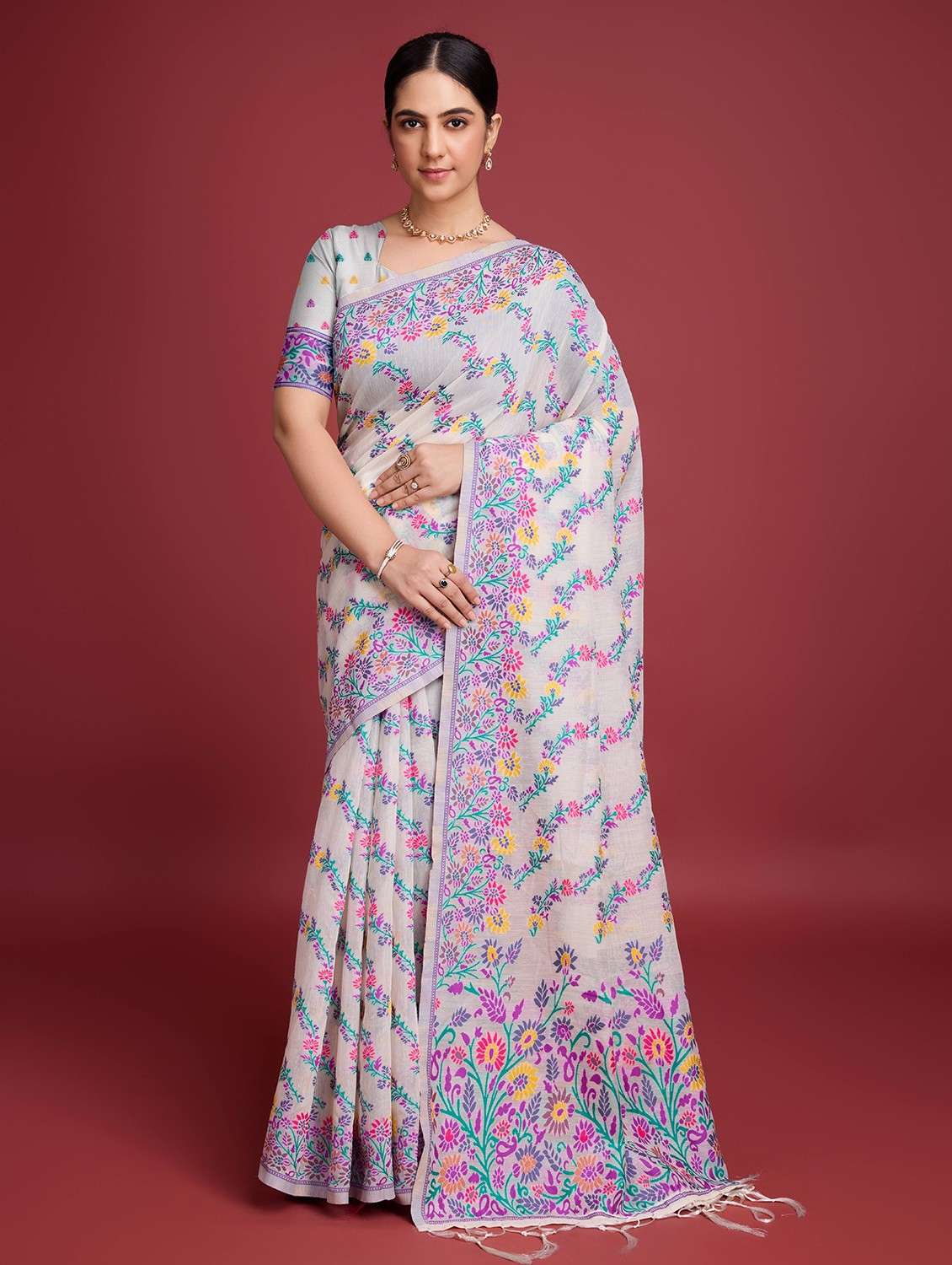 women self design bordered saree with blouse