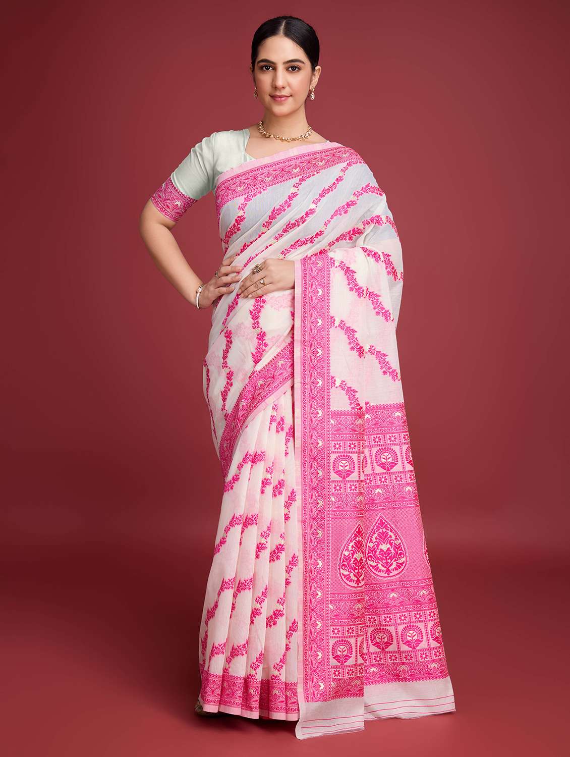 women self design bordered saree with blouse