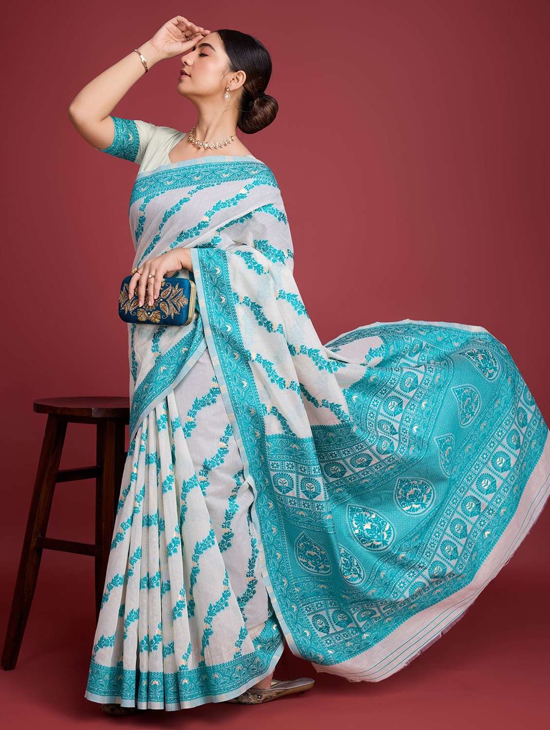 women self design bordered saree with blouse
