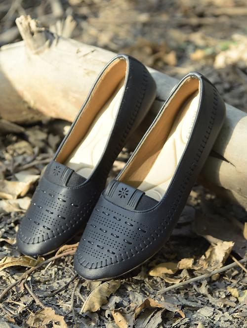women solid slip on ballerina - 22030140 -  Standard Image - 0