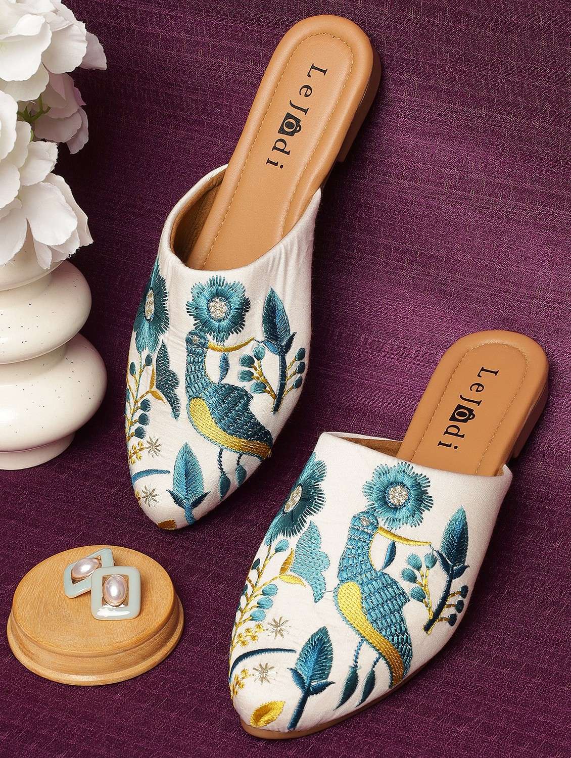 women embroidered slip on mojari