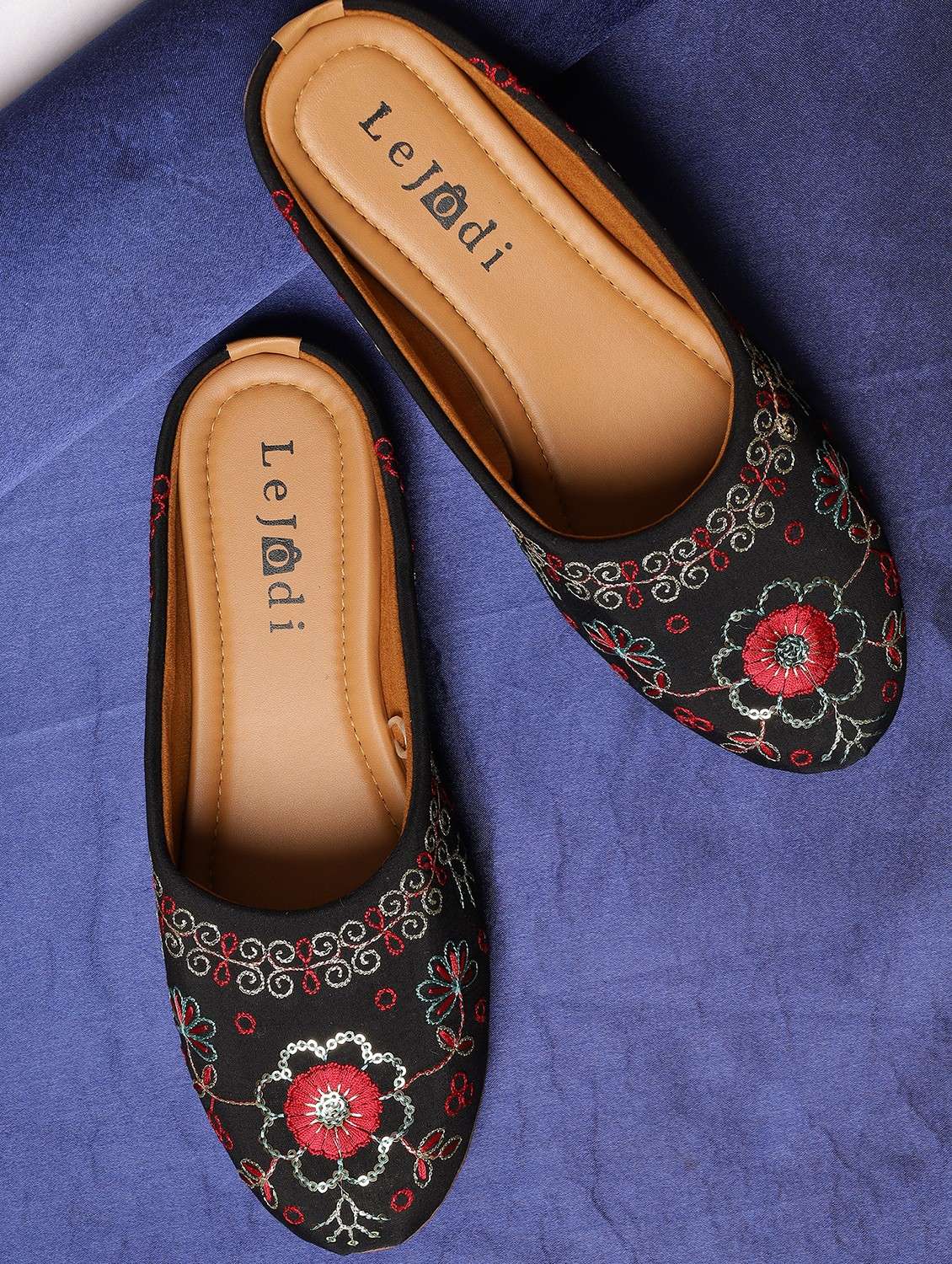 women embroidered slip on mojari