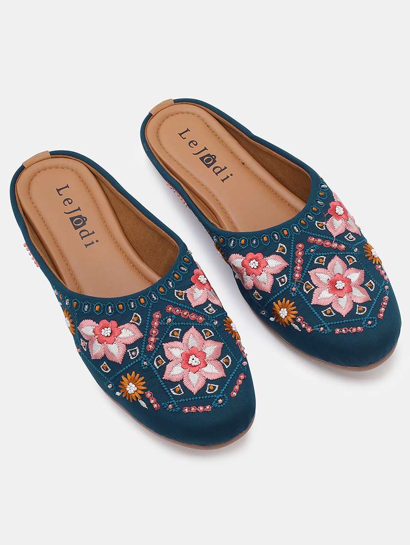Women Embroidered Slip On Mojari