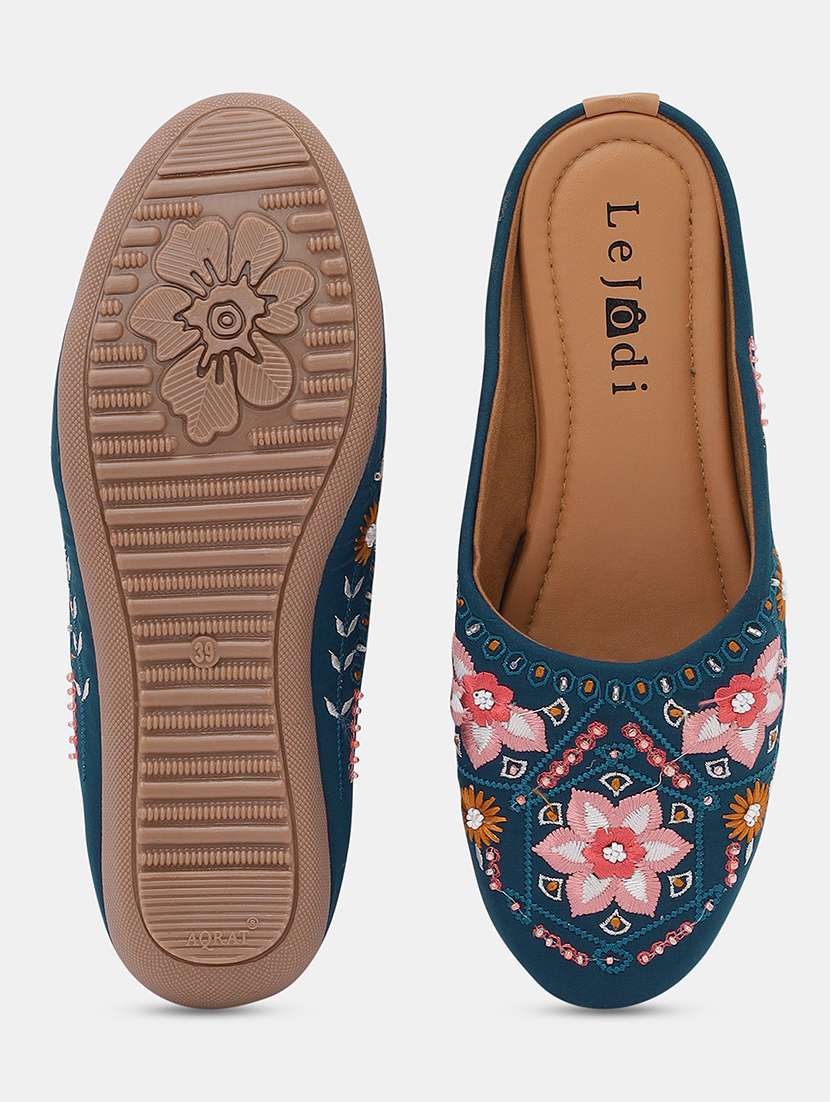 Women Embroidered Slip On Mojari