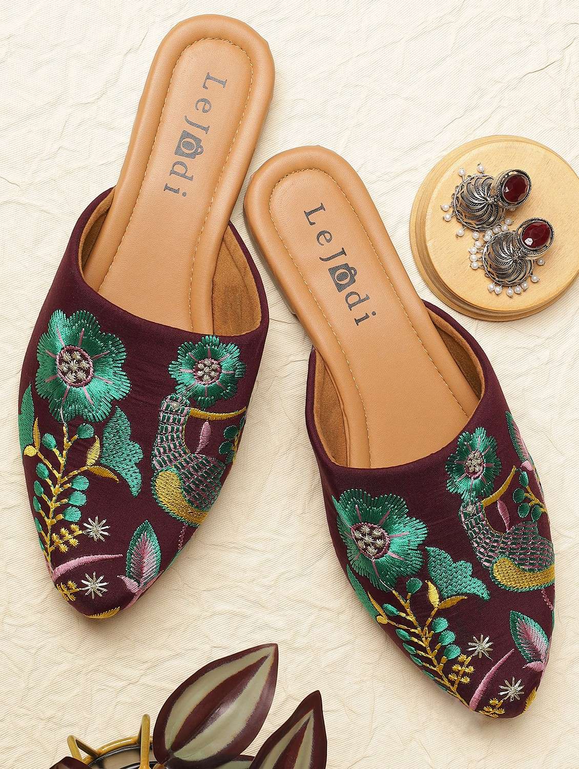 women embroidered slip on mojari