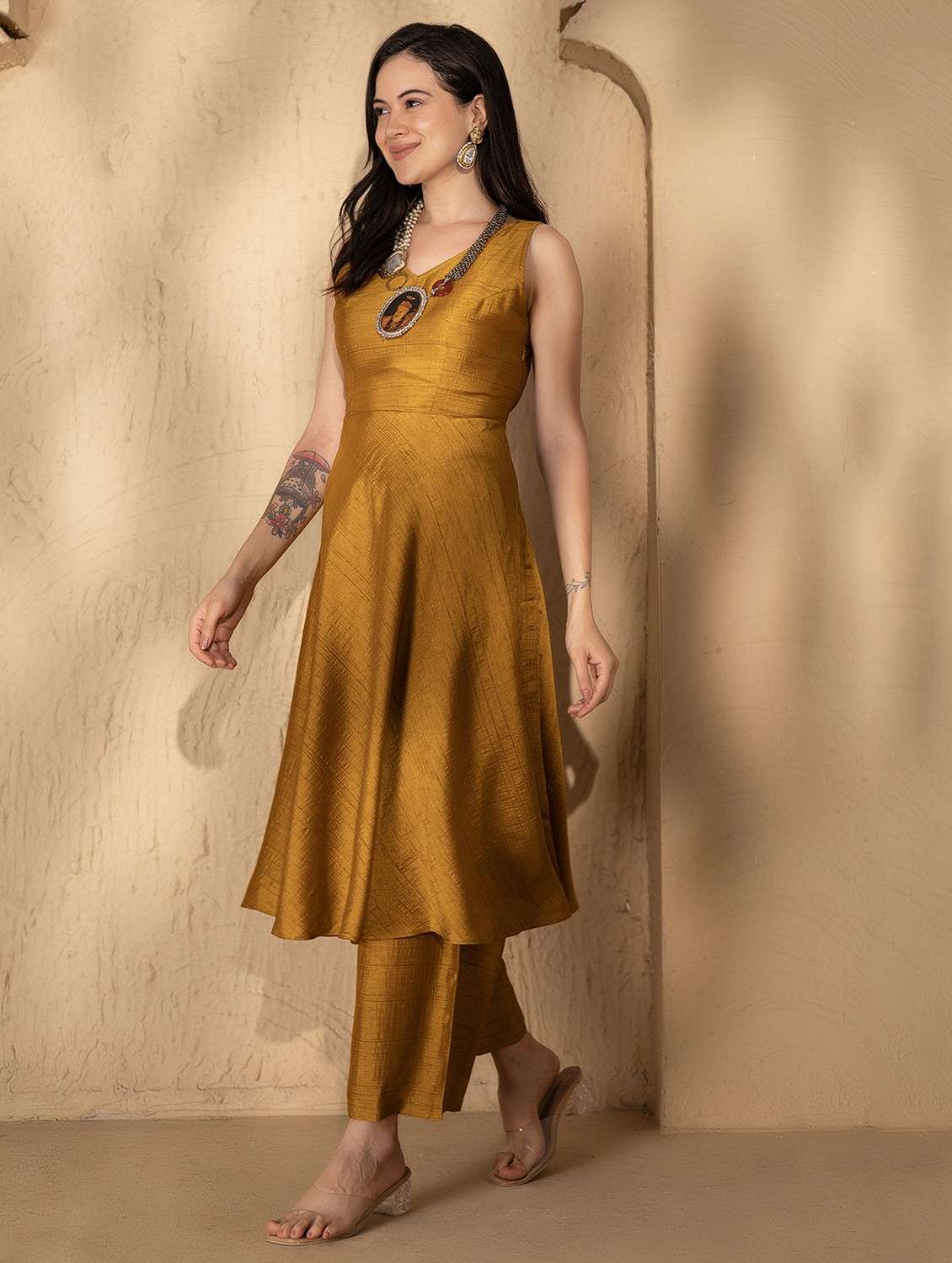 women solid backless kurta and palazzo set - 22035106 -  Standard Image - 2