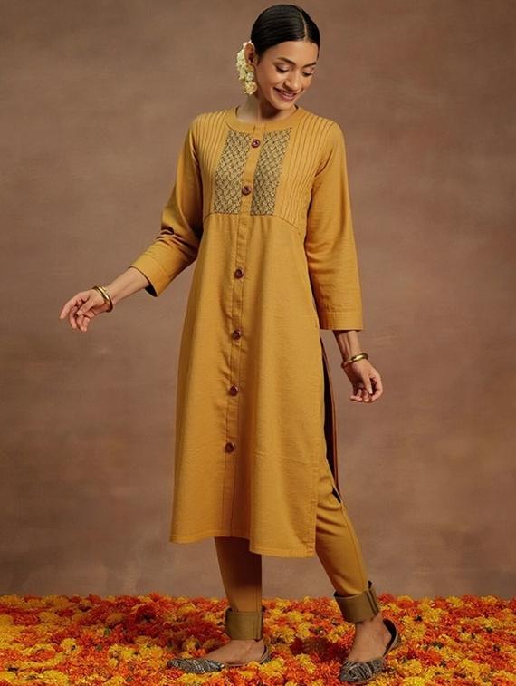 women solid three quarter sleeve straight kurta - 22035284 - Standard Image - 2