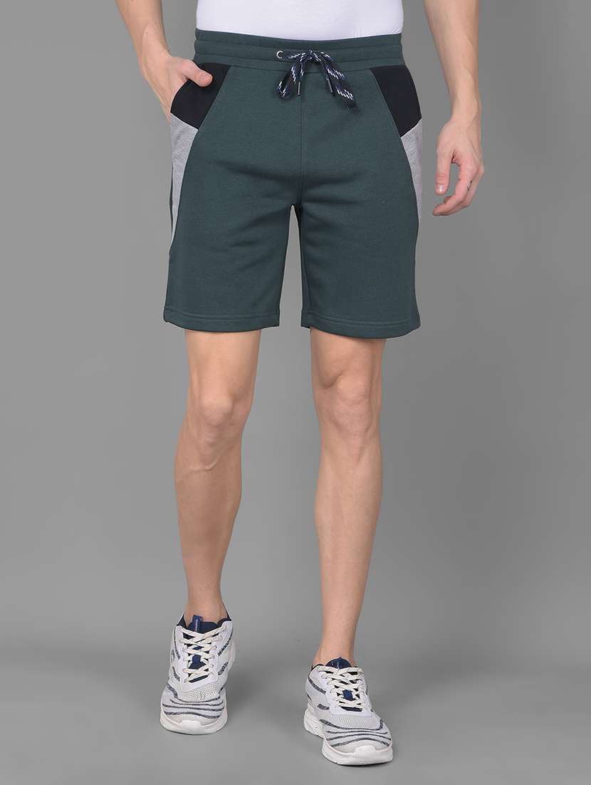 men tapered mid rise regular fit shorts